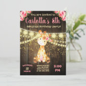 Giraffe meisje verjaardagsuitnodiging, bruin hout. kaart (Staand voorkant)