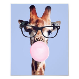 Giraffe met bril die bubbelgom blaast foto afdruk