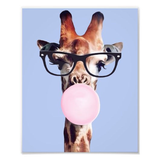 Giraffe met bril die bubbelgom blaast foto afdruk (Voorkant)