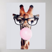 GIRAFFE MET BRIL DIE EEN ROZE KAUWGOMBEL BLAAST POSTER (Voorkant)