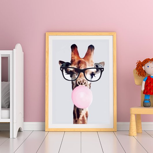 GIRAFFE MET BRIL DIE EEN ROZE KAUWGOMBEL BLAAST POSTER