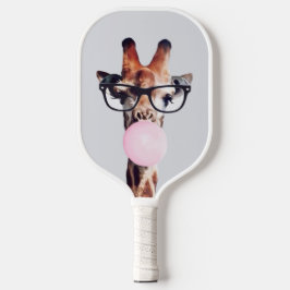 Giraffe met bril die een roze kauwgomblaas blaast pickleball paddle