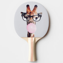 Giraffe met bril die een roze kauwgomblaas blaast tafeltennisbatje