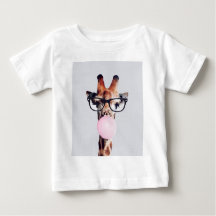 Giraffe met bril die roze bruinkgom blaast