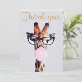 Giraffe met bril die roze bruinkgom blaast bedankkaart (Staand voorkant)