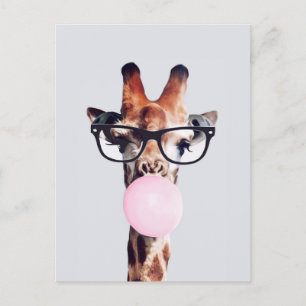 Giraffe met bril die roze bruinkgom blaast briefkaart
