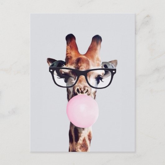 Giraffe met bril die roze bruinkgom blaast briefkaart (Voorkant)