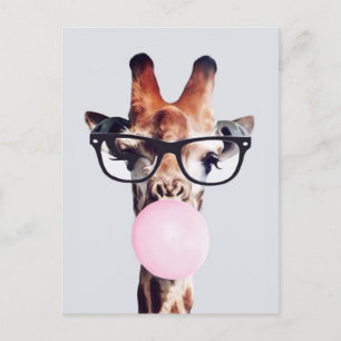 Giraffe met bril die roze bruinkgom blaast briefkaart