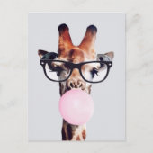 Giraffe met bril die roze bruinkgom blaast briefkaart (Voorkant)