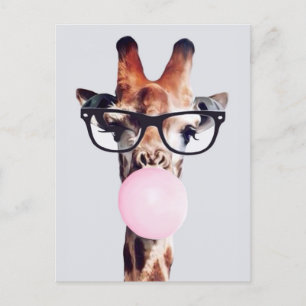 Giraffe met bril die roze bruinkgom blaast briefkaart