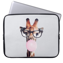 Giraffe met bril die roze bruinkgom blaast laptop sleeve