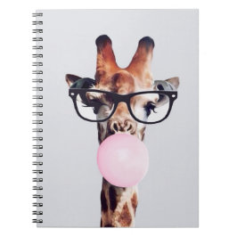 Giraffe met bril die roze bruinkgom blaast notitieboek