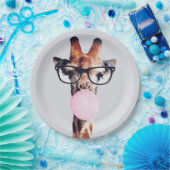 Giraffe met bril die roze bruinkgom blaast papieren bordje (Feest)