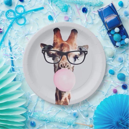 Giraffe met bril die roze bruinkgom blaast papieren bordje (Feest)