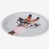 Giraffe met bril die roze bruinkgom blaast papieren bordje (Gekanteld)