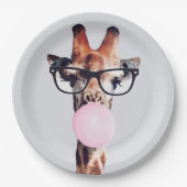 Giraffe met bril die roze bruinkgom blaast papieren bordje (Voorkant)