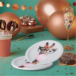 Giraffe met bril die roze bruinkgom blaast papieren bordje