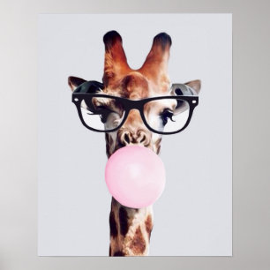Giraffe met bril die roze bruinkgom blaast poster