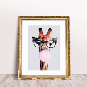 Giraffe met bril die roze bruinkgom blaast poster