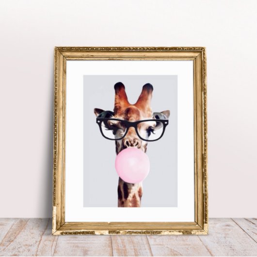 Giraffe met bril die roze bruinkgom blaast poster