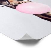 Giraffe met bril die roze bruinkgom blaast poster (Hoek)