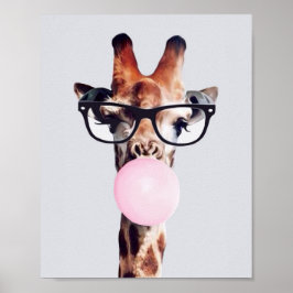 Giraffe met bril die roze bruinkgom blaast poster
