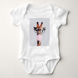 Giraffe met bril die roze bruinkgom blaast romper
