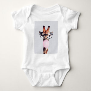 Giraffe met bril die roze bruinkgom blaast romper
