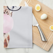 Giraffe met bril die roze bruinkgom blaast theedoek (Quarter Fold)