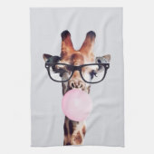 Giraffe met bril die roze bruinkgom blaast theedoek (Verticaal)