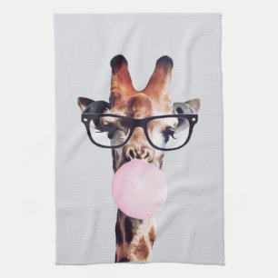 Giraffe met bril die roze bruinkgom blaast theedoek