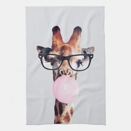 Giraffe met bril die roze bruinkgom blaast theedoek (Verticaal)