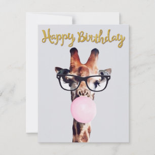 Giraffe met bril die roze bubbelgom blaast
