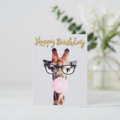 Giraffe met bril die roze bubbelgom blaast (Staand voorkant)