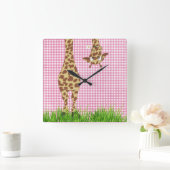 Giraffe met Daisy op roze gingham Vierkante Klok (Huis)