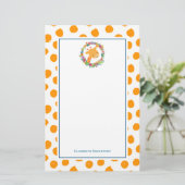 Giraffe met een bloemenkrans op Oranje plekken Briefpapier (Staand voorkant)