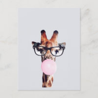Giraffe met een bril die een roze kauwgom blaast
