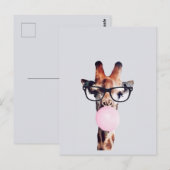 Giraffe met een bril die een roze kauwgom blaast briefkaart (Voorkant / Achterkant)