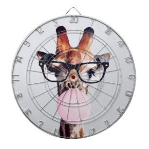 Giraffe met een bril die een roze kauwgomblaas bla dartbord
