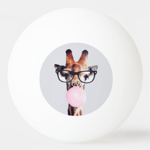 Giraffe met een bril die een roze kauwgomblaas bla pingpongbal