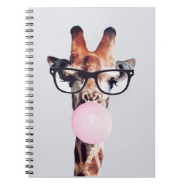 GIRAFFE MET EEN BRIL DIE EEN ROZE KAUWGOMBUBBEL BL NOTITIEBOEK