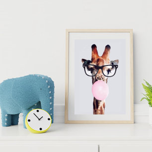 GIRAFFE MET EEN BRIL DIE EEN ROZE KAUWGUMBLAAS BLI POSTER