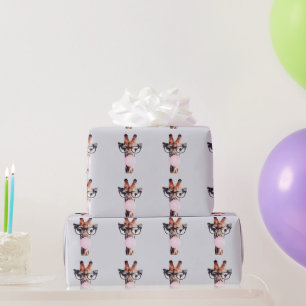 Giraffe met een bril die roze kauwgom blaast cadeaupapier