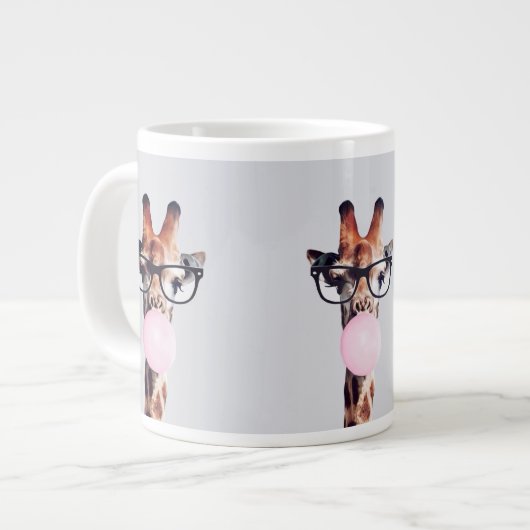 Giraffe met een bril die roze kauwgom blaast grote koffiekop (Links)