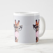 Giraffe met een bril die roze kauwgom blaast grote koffiekop (Voorkant rechts)