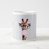 Giraffe met een bril die roze kauwgom blaast grote koffiekop (Voorkant)