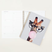 Giraffe met een bril die roze kauwgom blaast planner (Display)