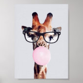 Giraffe met een bril die roze kauwgom blaast poster (Voorkant)