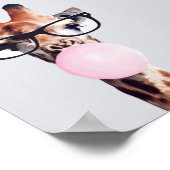 Giraffe met een bril die roze kauwgom blaast poster (Hoek)