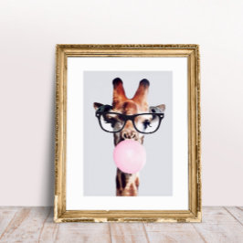 Giraffe met een bril die roze kauwgom blaast poster